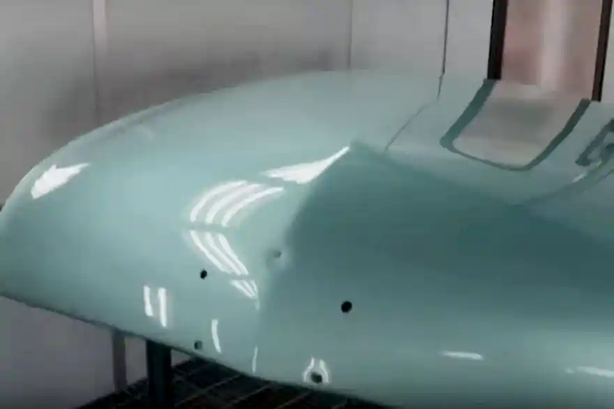 Фото процесса нанесения краски на капот