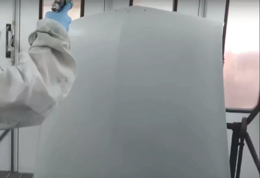 Фото процесса грунтовки капота